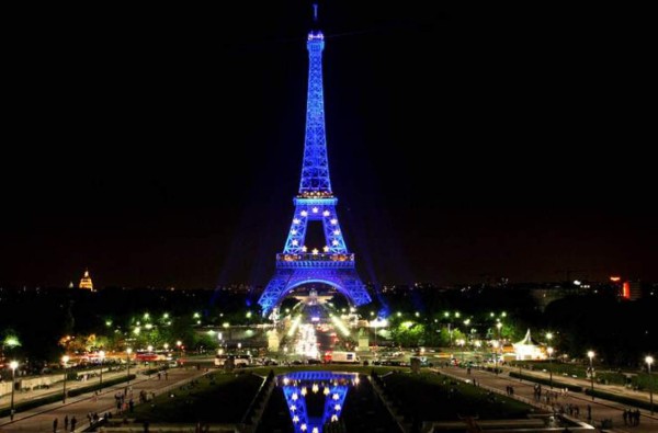 La Torre Eiffel apagará sus luces esta noche por las víctimas en Barcelona