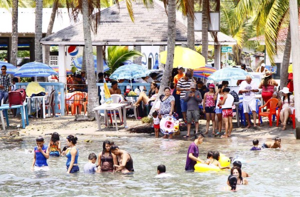 Veraneantes gozan del mar en Omoa y Puerto Cortés