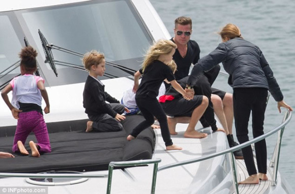 Angelina Jolie y Brad Pitt de vacaciones con sus hijos