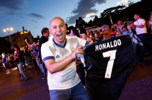 Bandera de Honduras en festejos de aficionados del Real Madrid en España