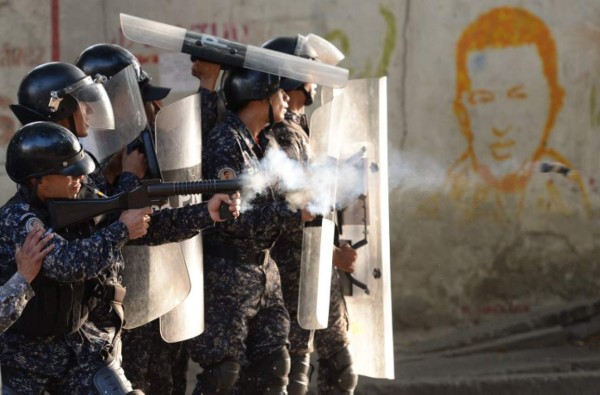 Veintisiete militares detenidos tras rebelarse contra Maduro