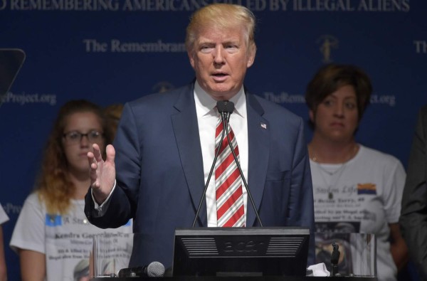 Trump pide 'extremar' revisión de inmigrantes tras ataques