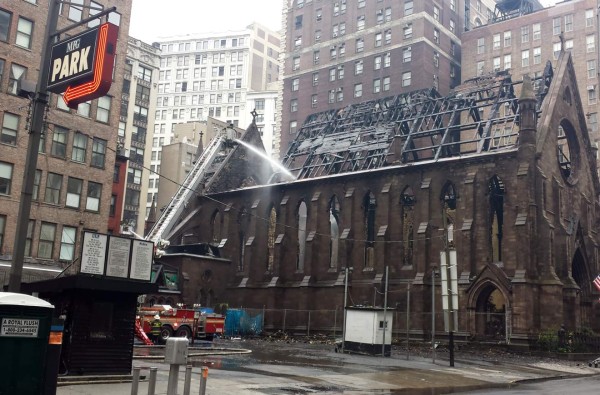 Terminan de controlar incendio que destruyó iglesia histórica de Nueva York