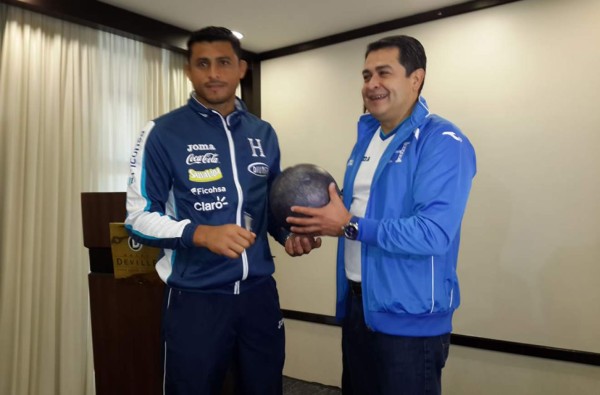 Presidente de Honduras entrega el 'balón de la paz” a Noel Valladares