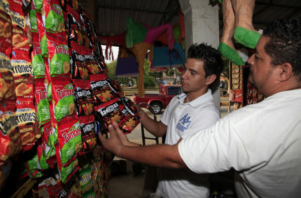 Hace billeteras con bolsas vacias de churros