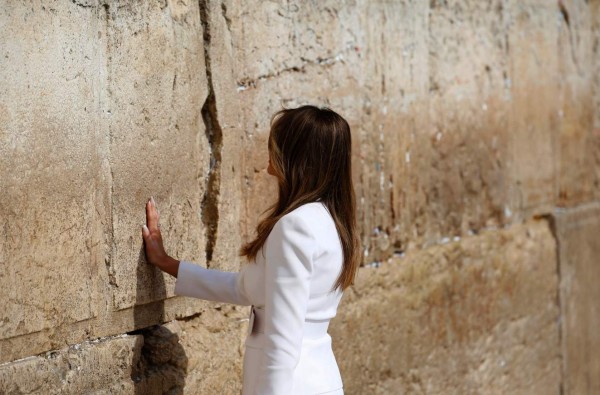 US First Lady Melania Trump visits the Western Wall, the holiest site where Jews can pray, in Jerusalems Old City on May 22, 2017. / AFP PHOTO / POOL / RONEN ZVULUN