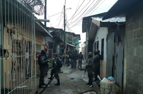 La Ceiba: Allanamientos deja decomiso de supuesta droga y un detenido
