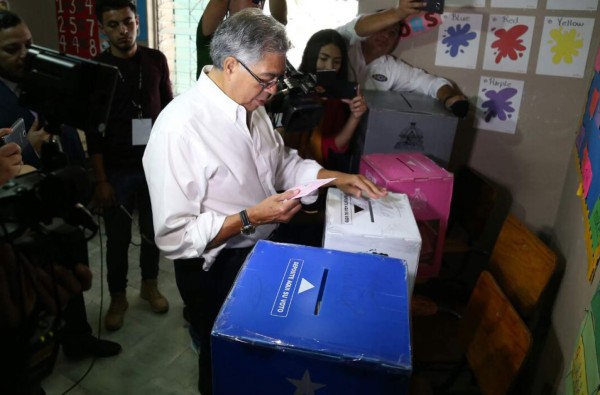 Roberto Ramón Castillo al momento de votar en Tegucigalpa.