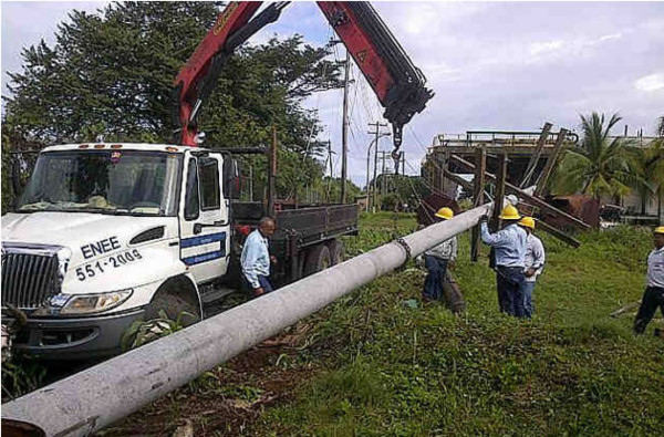 Sin energía eléctrica varios sectores de Puerto Cortés por la caída de un poste