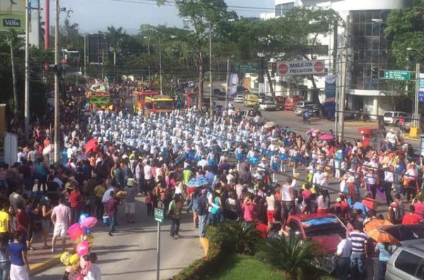 San Pedro Sula vibra con el desfile de carrozas