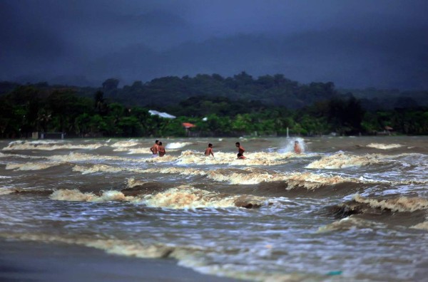 Earl sale de Honduras dejando al menos 148 evacuados