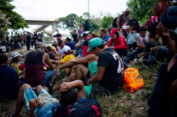 México: Unos 350 migrantes de la caravana rompen rejas e ingresan por la fuerza