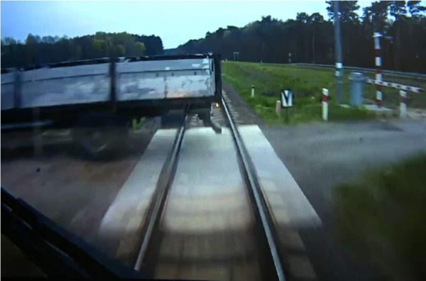 Imágenes impactantes de la colisión de un tren contra un camión