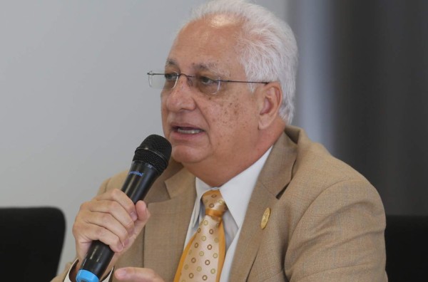 Rector de la Unah lamenta deserción por tomas