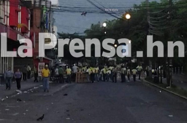 Vendedores ambulantes se toman la tercera avenida en San Pedro Sula