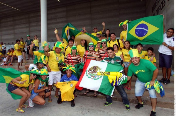 Aficionados calientan el ambiente previo al partido México-Brasil