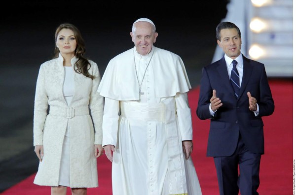 Angélica Rivera y su polémico vestido al recibir al Papa
