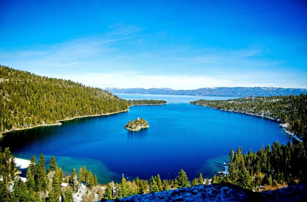 Las brillantes aguas azules del Lago Tahoe