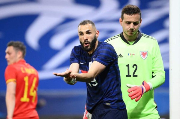 Video: Benzema falla penal en su regreso a la selección de Francia