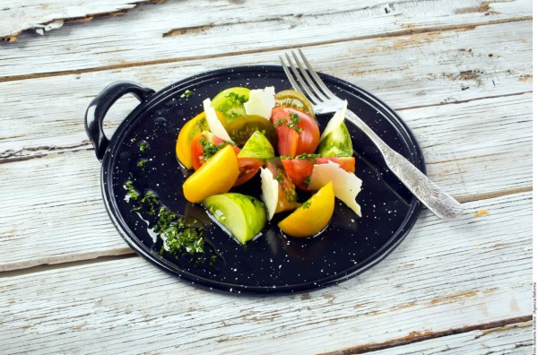 Cómo hacer una ensalada de tomate con hierbas