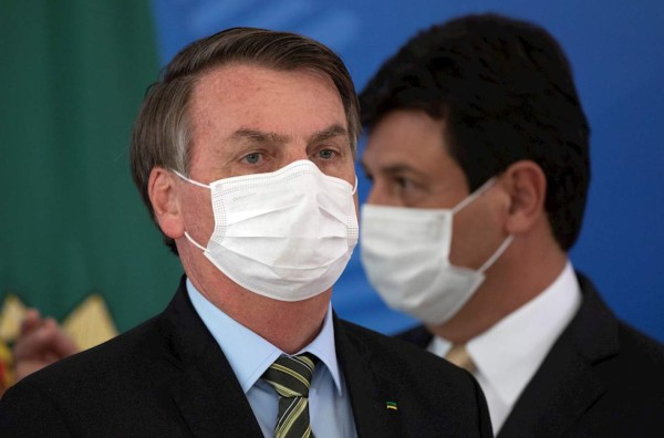Bolsonaro califica a la COVID-19 de 'gripecita' y critica el confinamiento