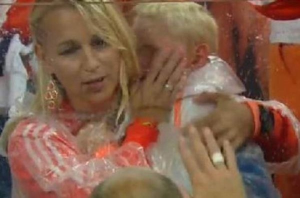 El hijo de Robben llora desconsolado tras la derrota de Holanda