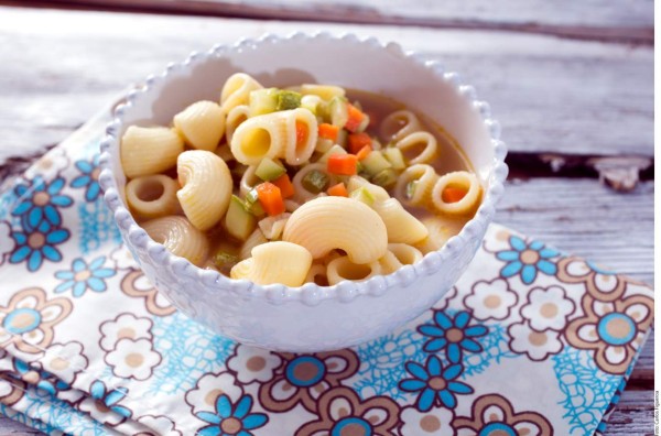 Sopa de pasta en caldo de res