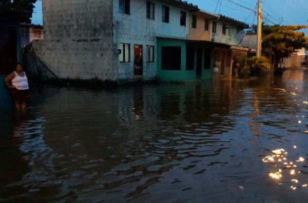 Marejada en el sur de Honduras inunda restaurantes