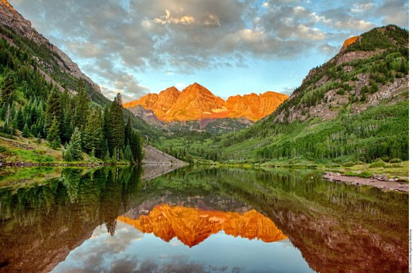 Las Maroon Bells reflejan su belleza