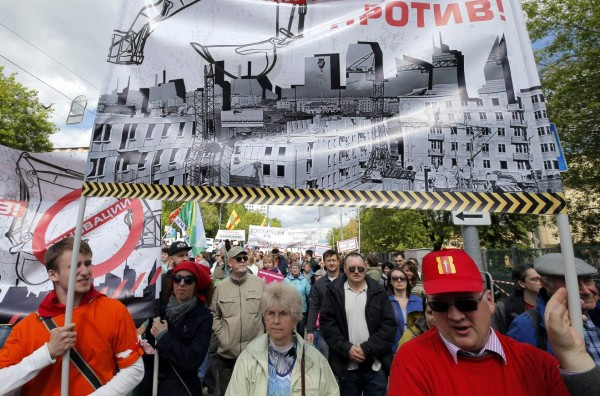 Siguen las protestas contra la demolición de viviendas de la época soviética