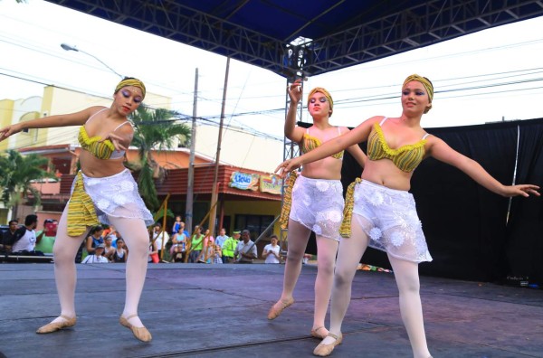 Bailarines muestran su talento y arte