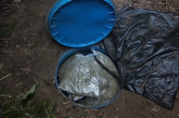 Decomisan droga enterrada en barriles en Tocoa, Colón
