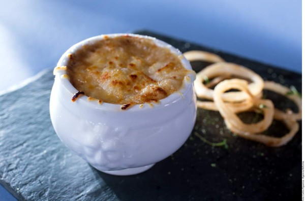 Caldo de cebolla con queso gratinado   