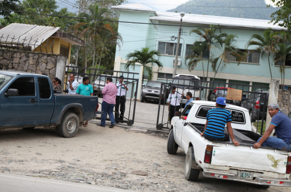 Tras agónica espera entregan 3 cadáveres en morgue sampedrana