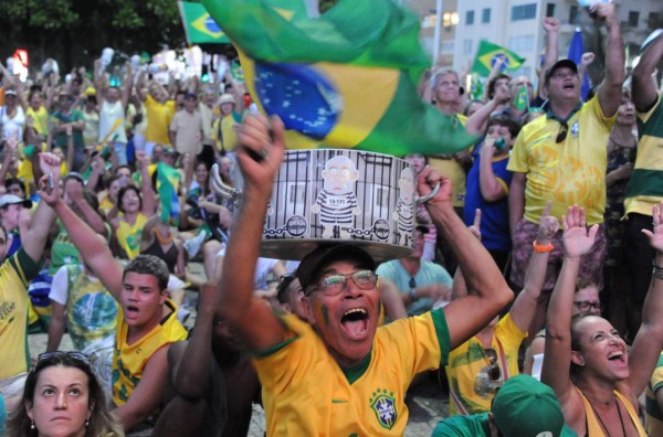 Rousseff se aferra al poder tras el inicio del proceso de destitución
