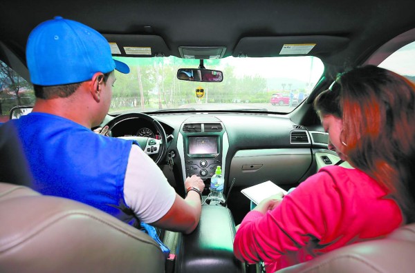 Más de 15,000 taxis vip buscan trabajar legalmente