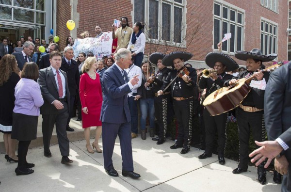 Príncipe Carlos visita escuela para inmigrantes en EUA