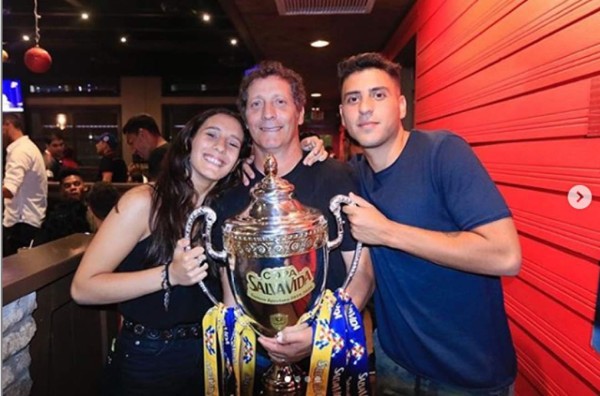Pedro Troglio celebró con sus hijos Gianlucca y Lara junto a la Copa 31 del Olimpia. Foto Instagram