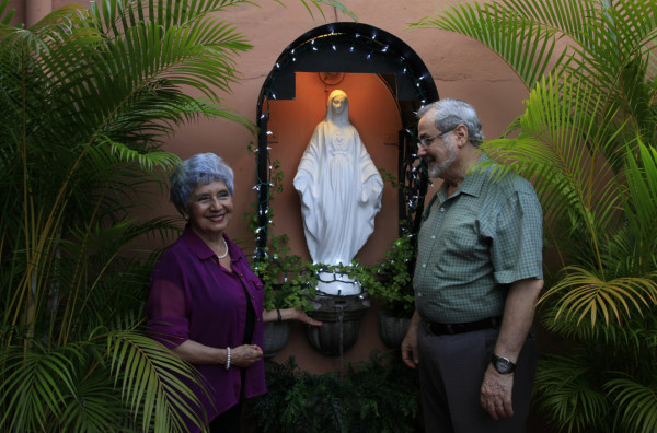 Guarda huesos de Santos en altar de su casa