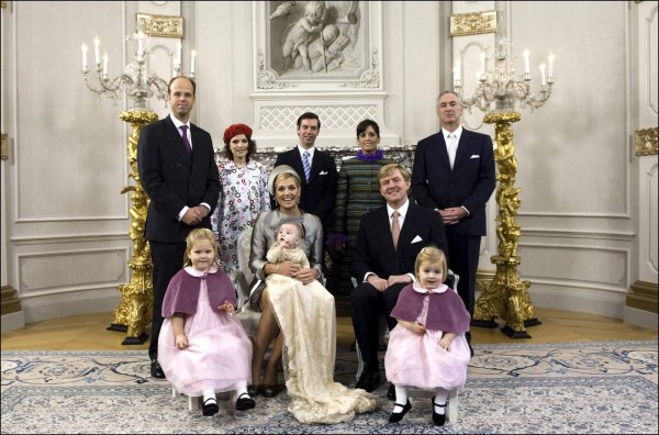 BAUTIZO DE ARIANNA GUILLERMINA DE HOLANDA ZORREGUIETA EN LA HAYAEN LA FOTO, DE IZQUIERDA A DERECHA: TIJO BARON COLLOT DESCURY, INES ZORREGUIETA, PRINCIPE GUILLERMO DE LUXEMBURGO, VALERIA DLEGER, ANTON FRILING, PRINCESA AMALIA, PRINCESA MAXIMA, PRINCESA ARIANNA, PRINCIPE GUILLERMO Y PRINCESA ALEXIAROYAL PRESS EUROPE / Action Press / © KORPA20/10/2007LA HAYA *** Local Caption *** PicNr:#00211532.# action press/ROYAL PRESS EUROPECHRISTENING OF PRINCESS ARIANE AT MONASTERY CHURCH IN DEN HAAG / 201007PICTURED TIJO BARON COLLOT D'ESCURY, INES ZORREGUIETA, PRINZ GUILLAUME VON LUXEMBURG, VALERIA DLEGER, ANTON FRILING. UNTEN: PRINZESSIN AMALIA, KRONPRINZESSIN MAXIMA MIT PRINZESSIN ARIANE, KRONPRINZ WILLEM ALEXANDER UND PRINZESSIN ALEXIA PicNr:#00211532.000005# action press/ROYAL PRESS EUROPE © KORPA© Korpa