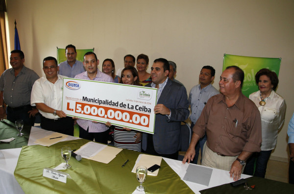 Diunsa y La Colonia pagan L5 millones a alcaldía ceibeña