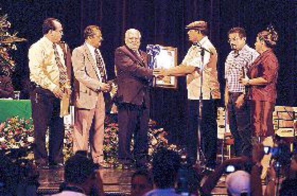 Premian al despedido Rafael Pineda Ponce