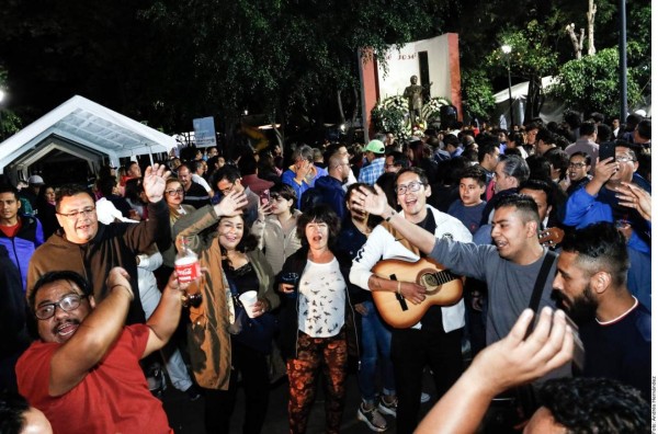 Decenas de fans inundan las calles en México para rendir homenaje a José José