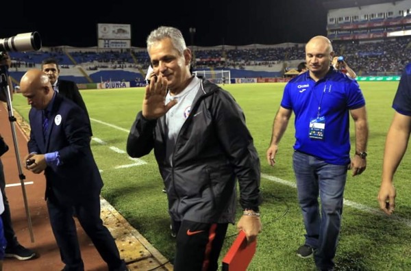 Homenajes a Reinaldo Rueda, Maynor Figueroa y Emilio Izaguirre en el Honduras-Chile