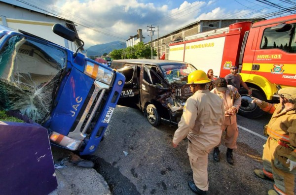 Accidente entre rapidito y camión deja cinco pasajeros heridos en San Pedro Sula