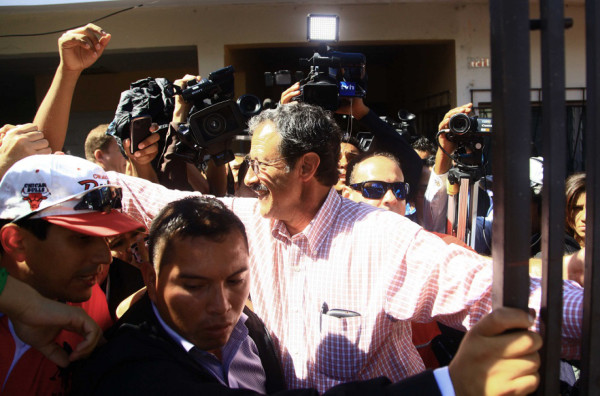 Honduras: Mauricio Villeda vota en Tegucigalpa acompañado de sus seguidores