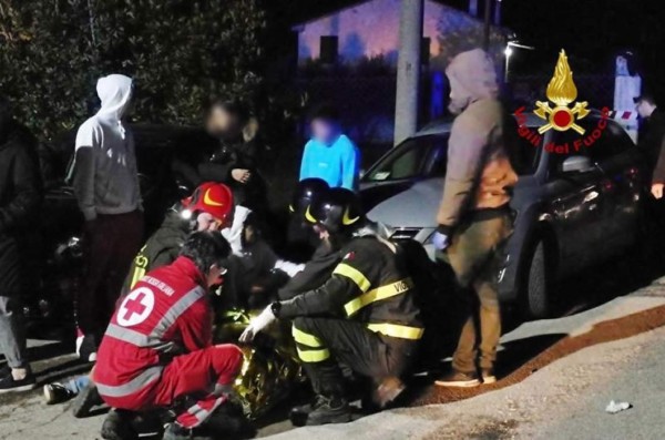 Imagen distribuida por el departamento de Bomberos de Italia, que muestra al personal de emergencia asistiendo a las víctimas de la estampida registrada en un club nocturno en Corinaldo, cerca de Ancona. EFE.