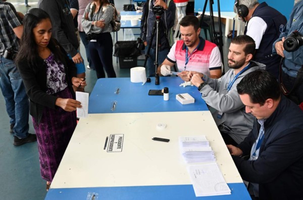 Abren centros de votación para balotaje presidencial en Guatemala