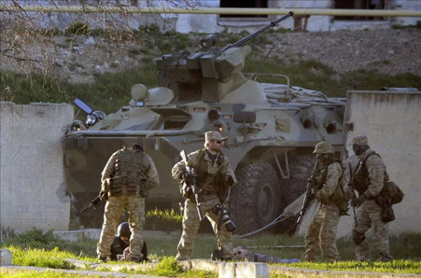 Video: Asaltan con blindados la base aérea ucraniana de Belbek en Crimea