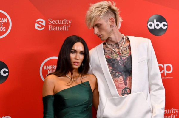 Machine Gun Kelly tiene un collar con sangre de Megan Fox